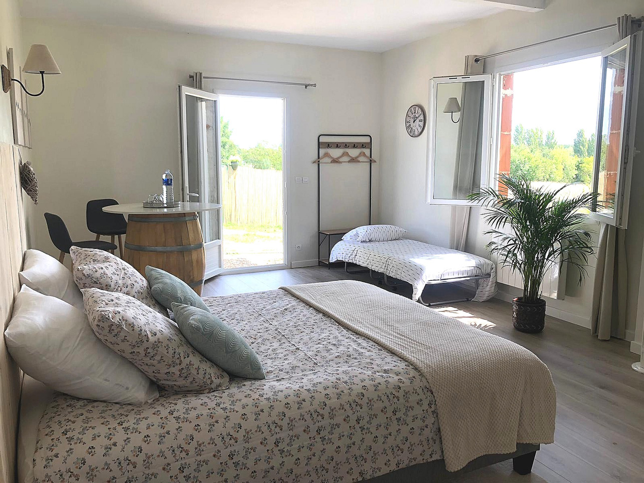 Chambre jardin avec lit additionnel ouvert