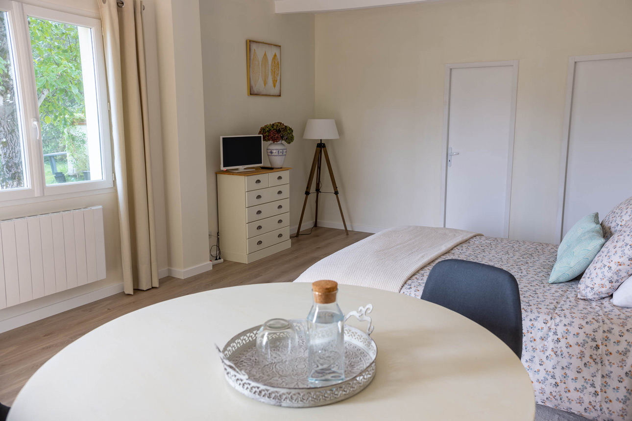 Chambre avec vu sur jardin dans maison d'hote en gironde