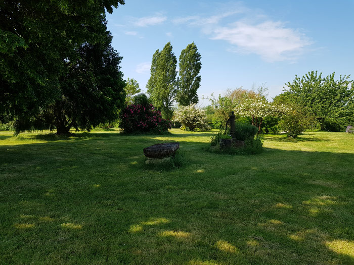 grand jardin de la maison d'hotes clos de la source en gironde