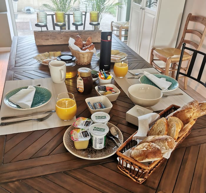 petit dejeuner continental proposé au clos de la source