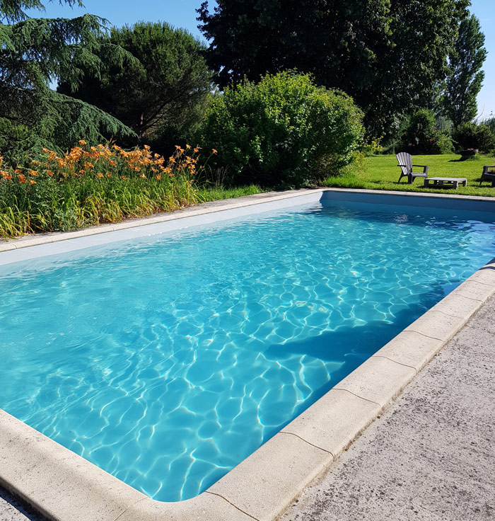 piscine extérieur de la maison d'hotes clos de la source en gironde