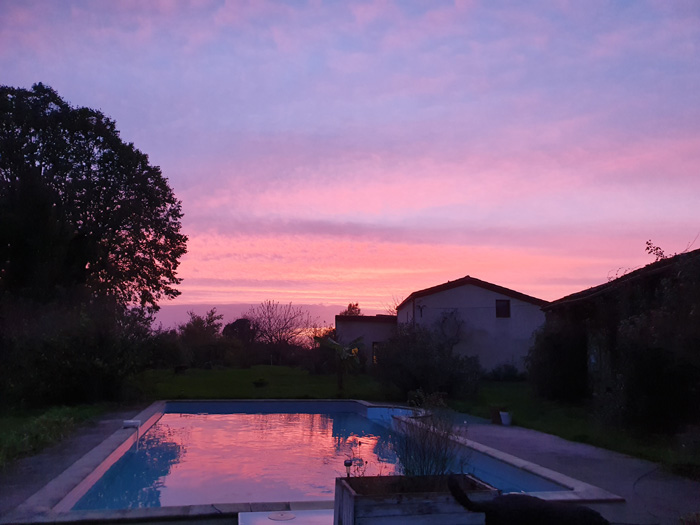 piscine exterieur du clos de la source à la tombée de la nuit