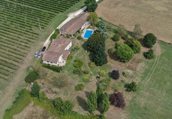 vue drone de la maison d'hotes clos de la source en gironde